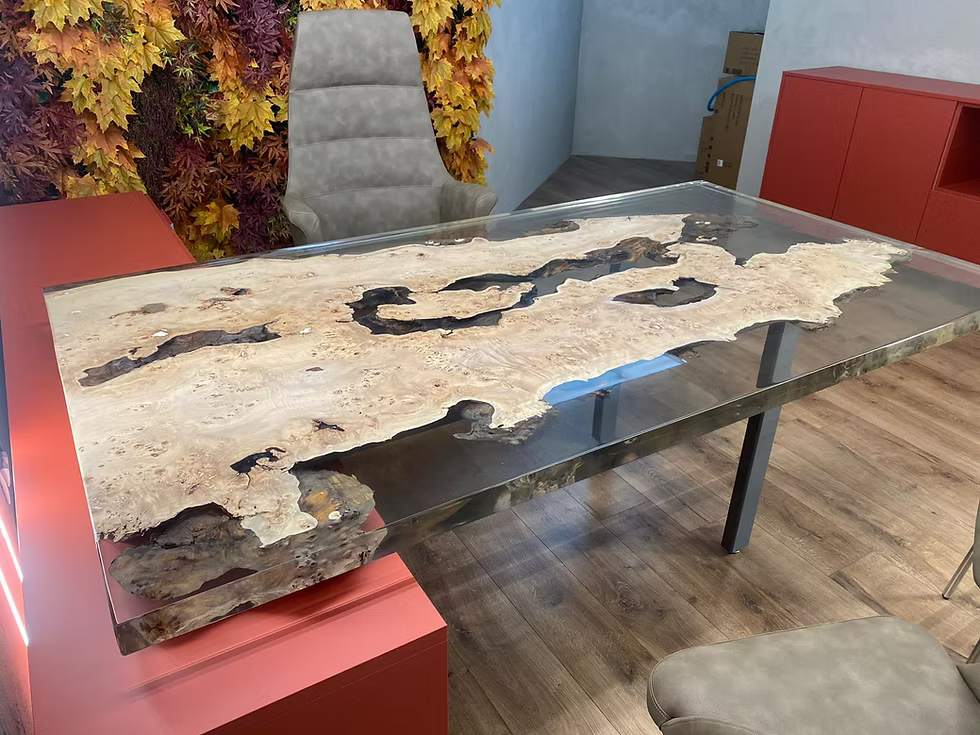 TAVOLI CUSTOM IN LEGNO E RESINA