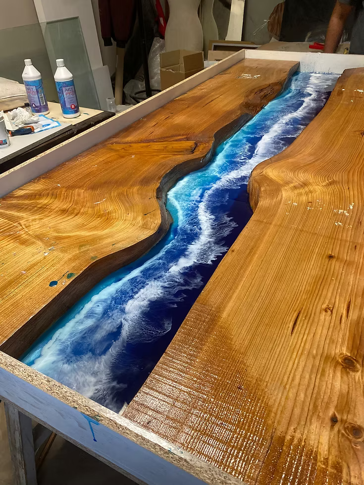 TAVOLI CUSTOM IN LEGNO E RESINA