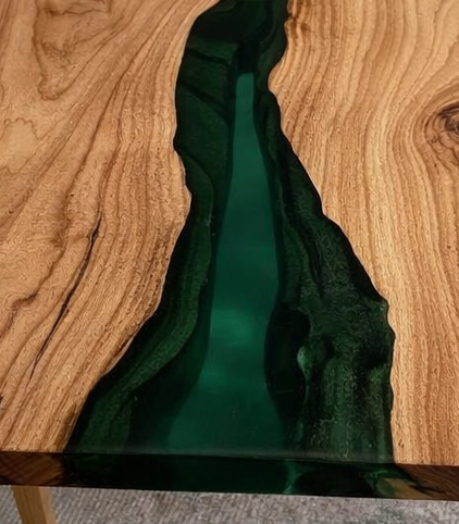 Tavolo da Pranzo Smerald in Castagno Massello e Resina Verde Smeraldo Opaca