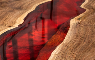 Tavolo da Pranzo Lumina in Noce Massello e Resina Bordeaux Lucida