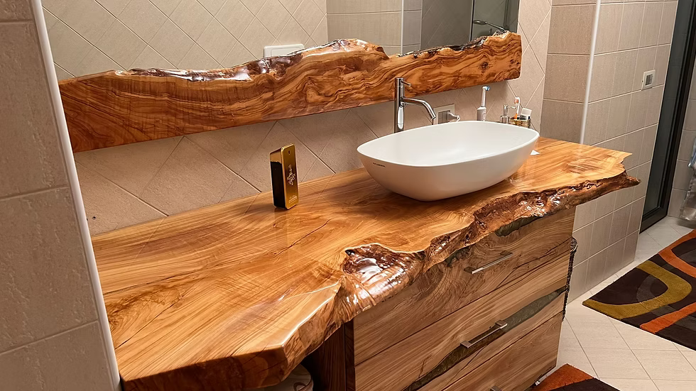 Piani lavabo e bagno in legno e resina