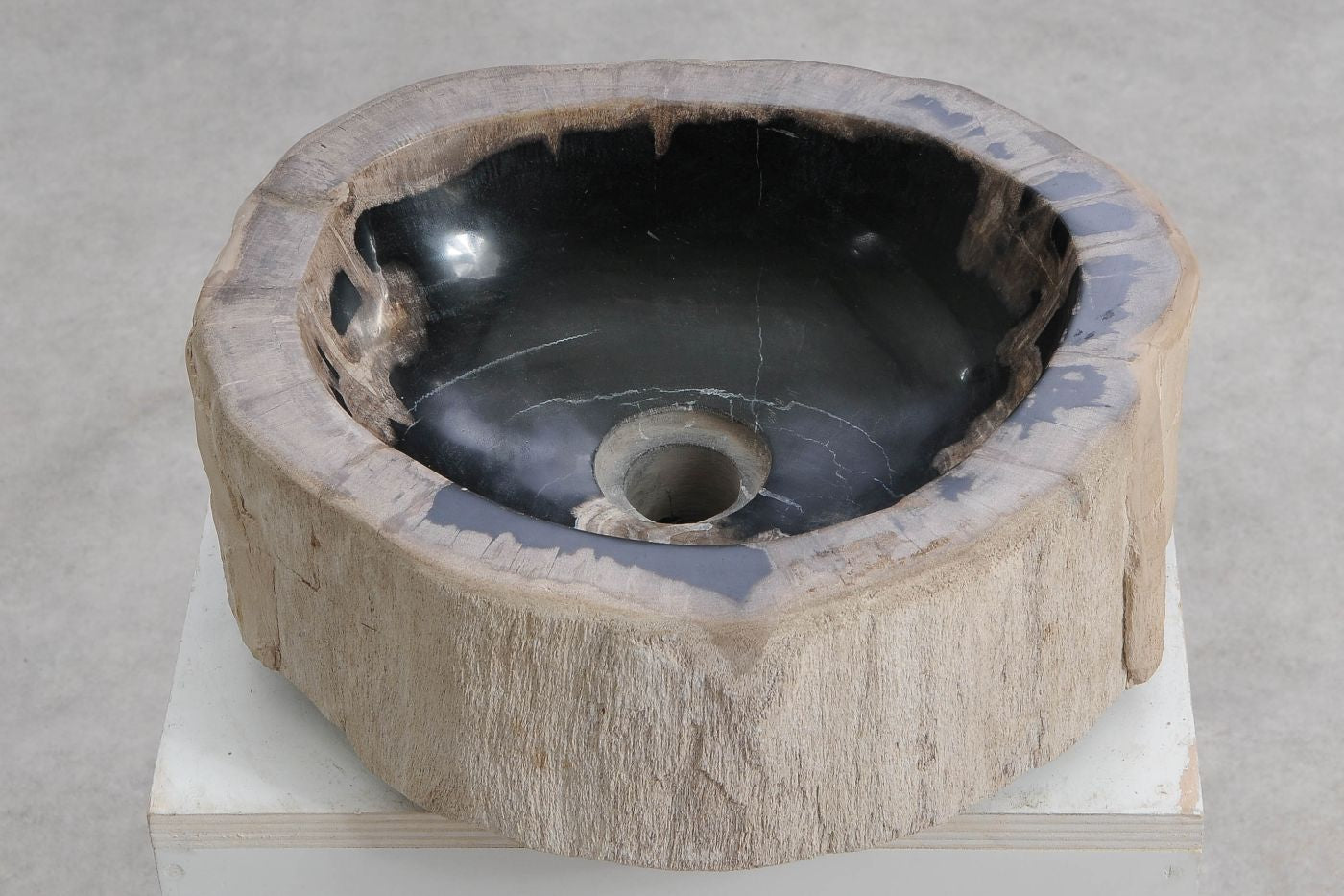 Lavandino da appoggio in legno pietrificato - 60423