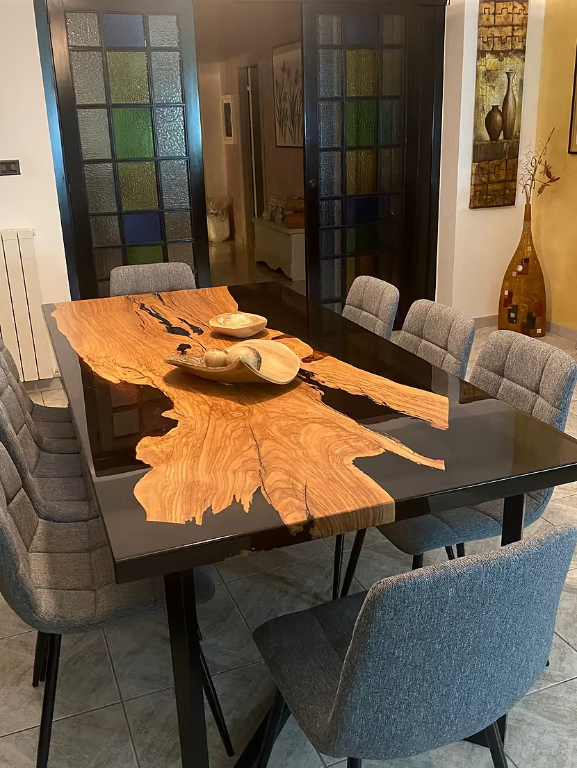 TAVOLI CUSTOM IN LEGNO E RESINA