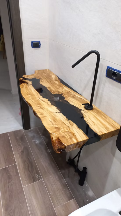 TAVOLI CUSTOM IN LEGNO E RESINA