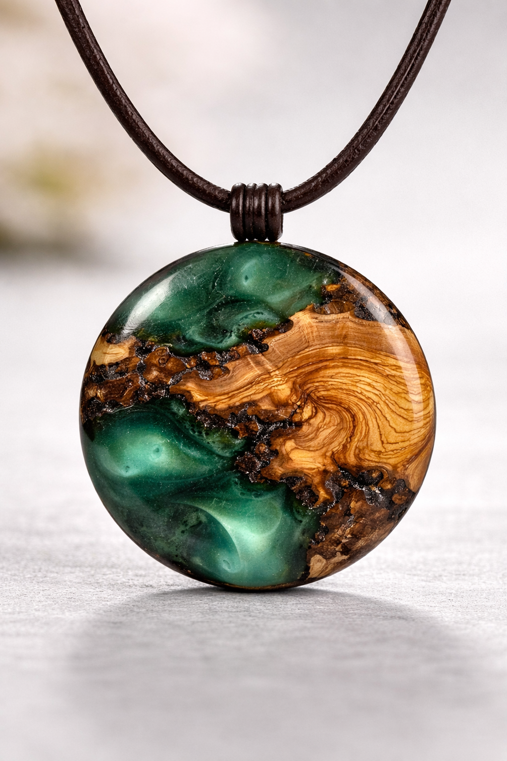 Ciondolo collana in legno e resina