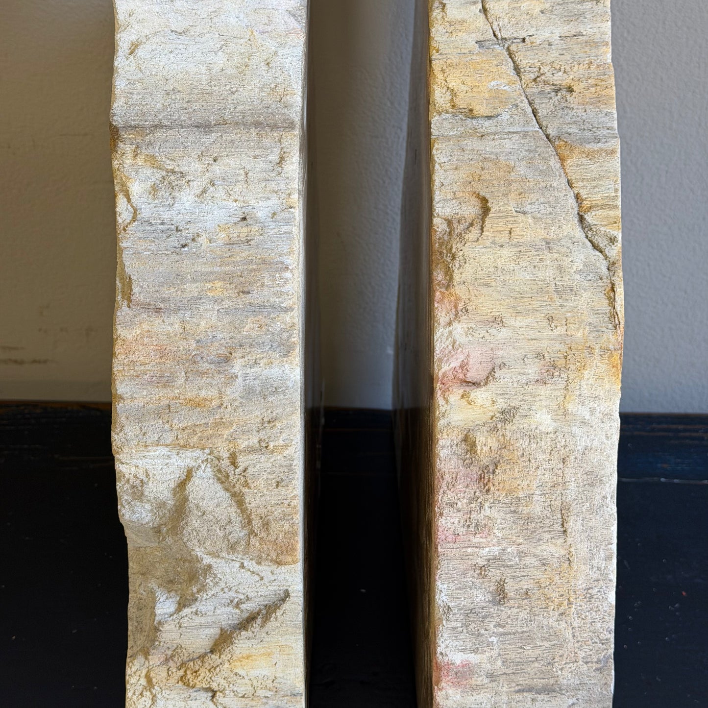 Coppia di fermalibri in legno pietrificato - 38352