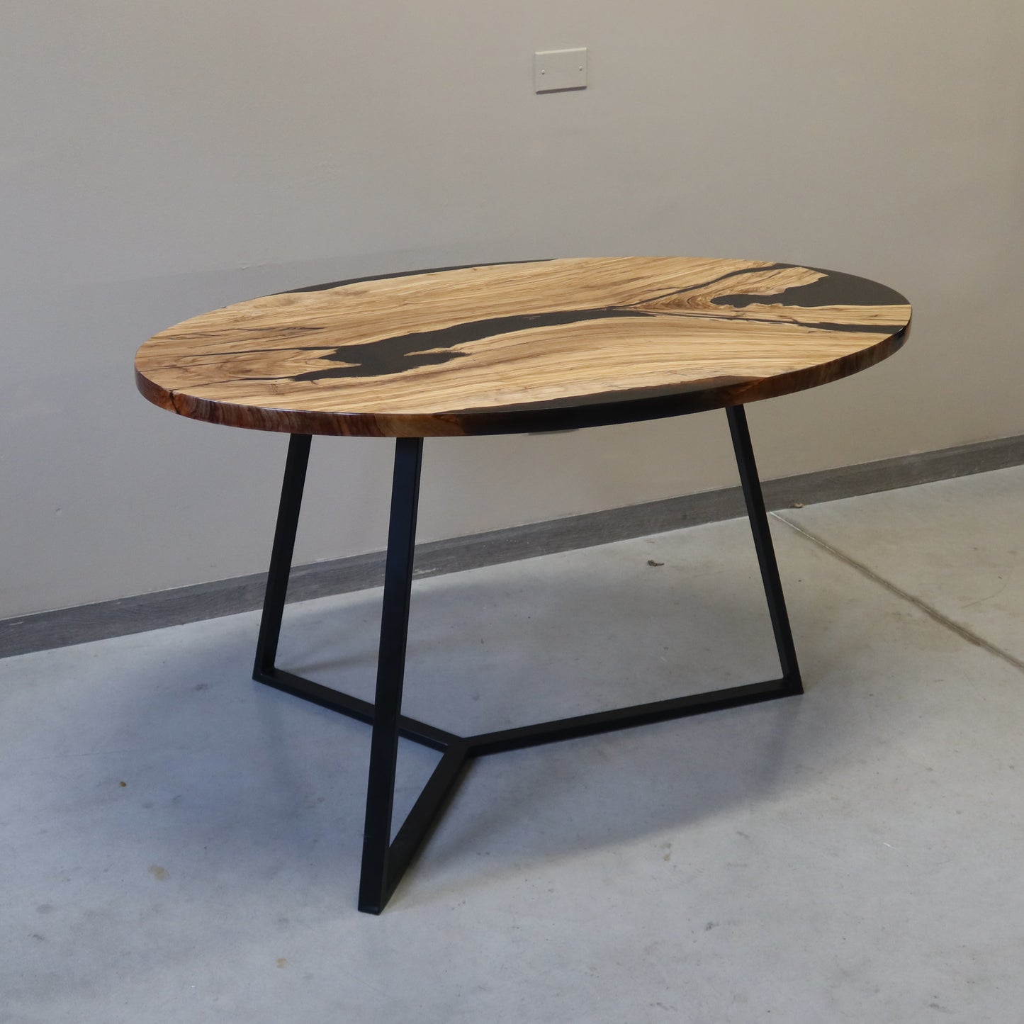 Tavolo da pranzo Circle in legno e resina