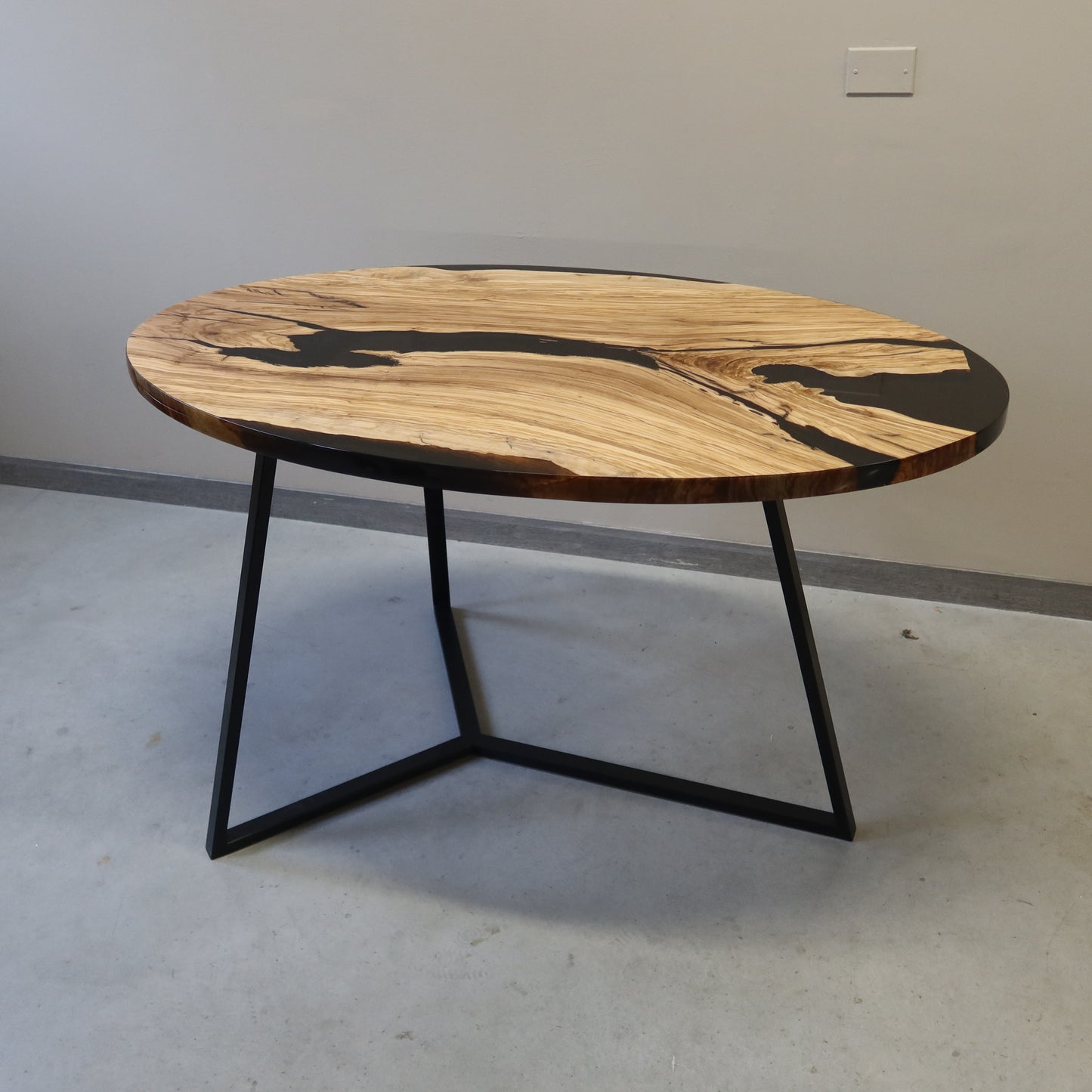 Tavolo da pranzo Circle in legno e resina