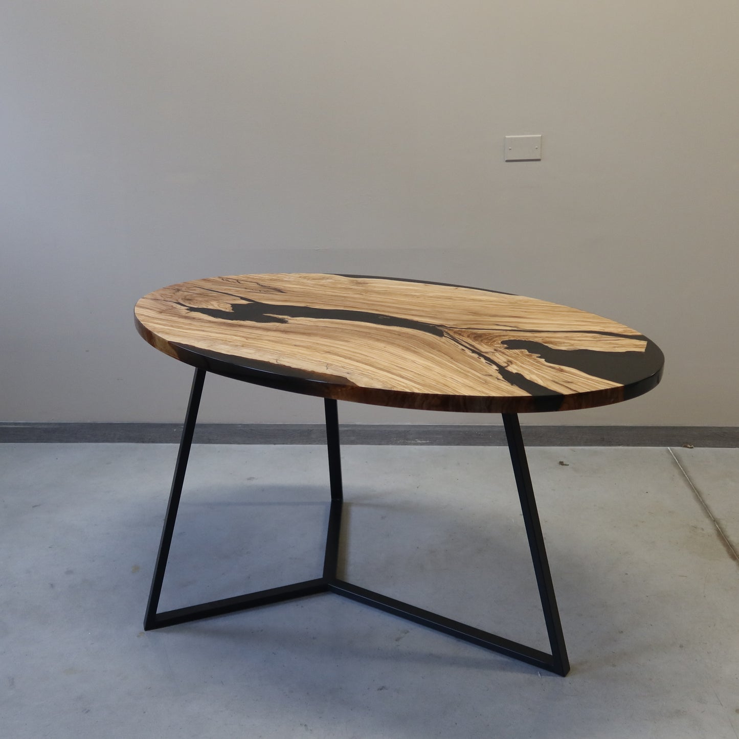 Tavolo da pranzo Circle in legno e resina