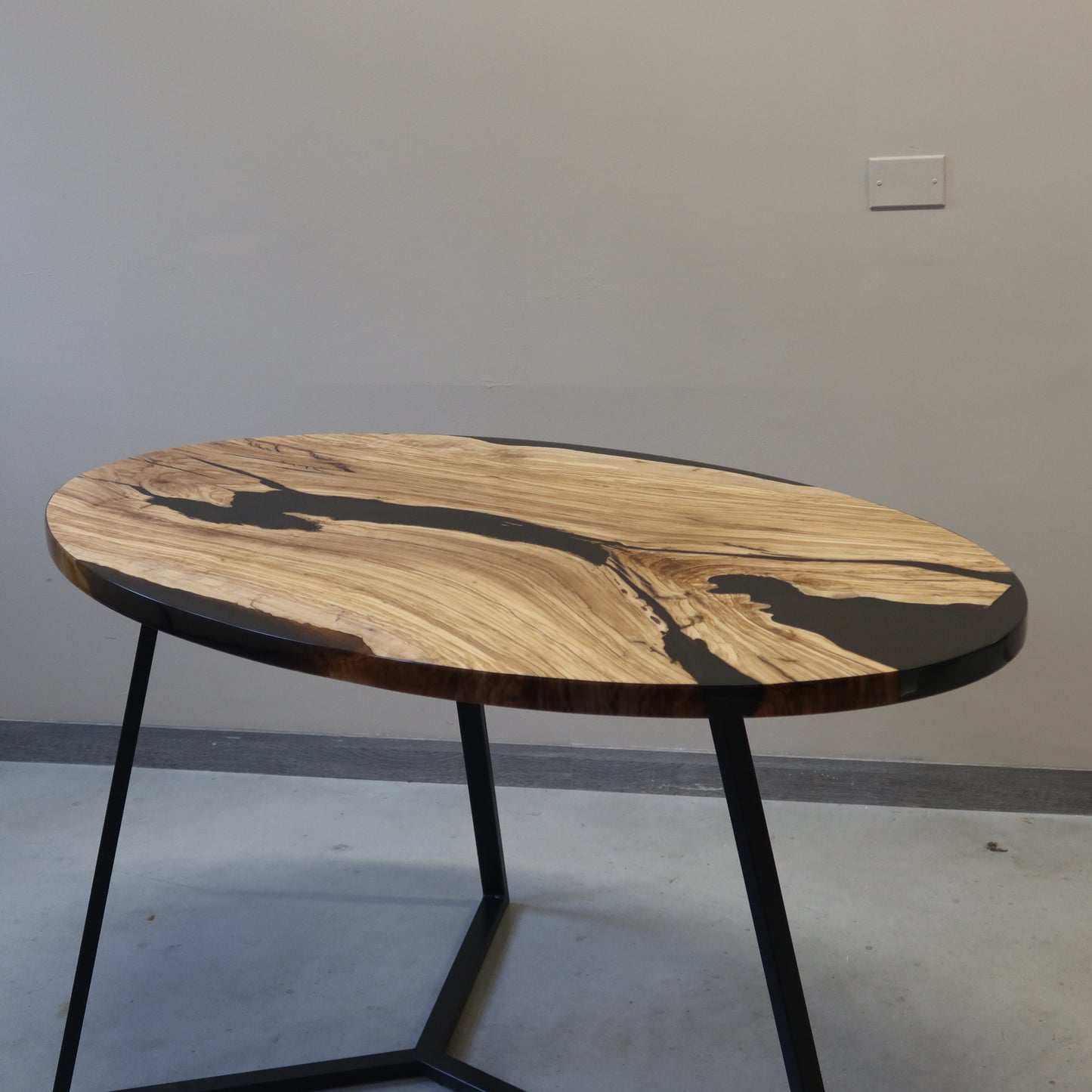 Tavolo da pranzo Circle in legno e resina