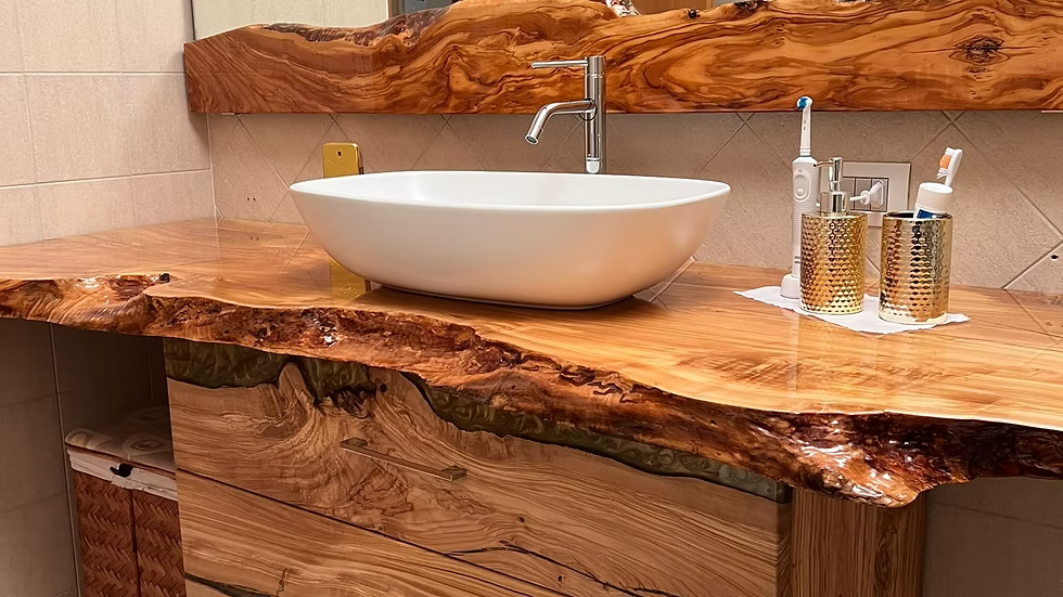 Piani lavabo e bagno in legno e resina