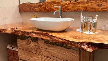 Piani lavabo e bagno in legno e resina