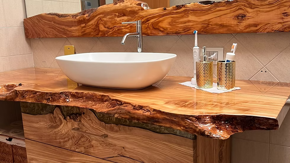 Piani lavabo e bagno in legno e resina